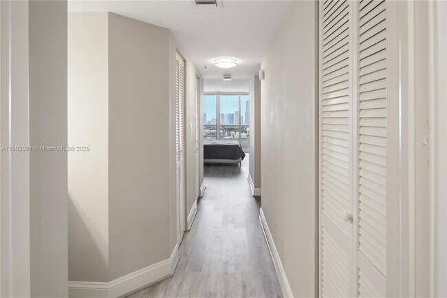 Building Photo - 1717 N Bayshore Dr