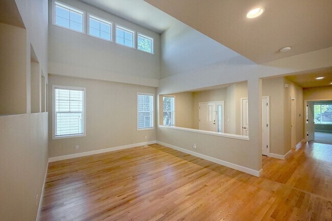 Building Photo - 5Bd/2.75Ba Sammamish Home