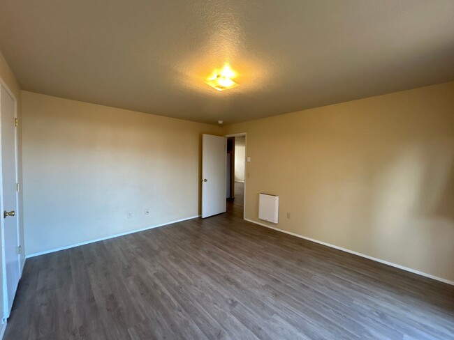 Building Photo - MOVE IN SPECIAL!  Remodeled 2 Bedroom 1 Ba...