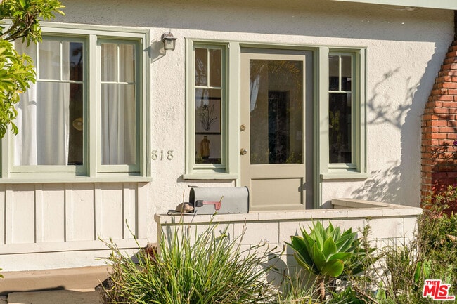 Building Photo - 818 Palms Blvd