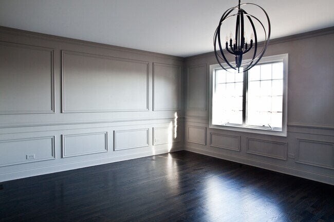 Building Photo - 2213 Maple Hill