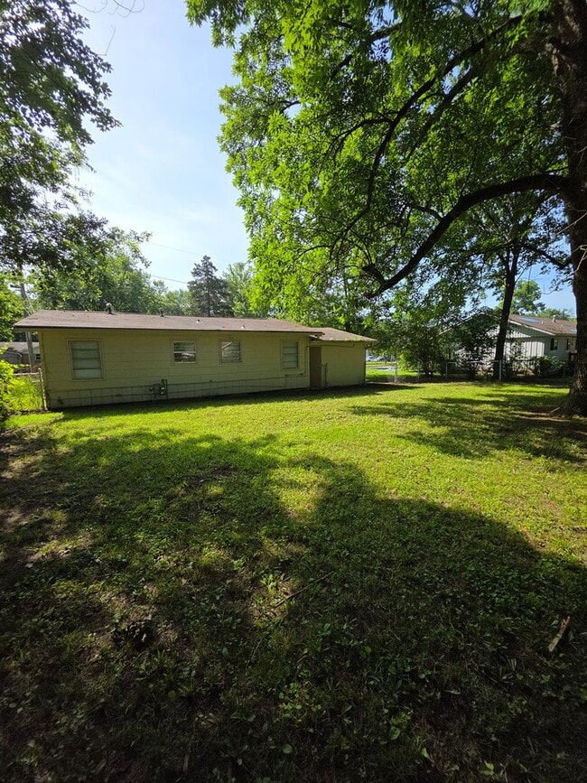 Building Photo - 821 N Parker Rd
