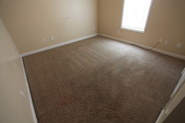 Building Photo - Beautiful 3bed/2bath residential home available in August!