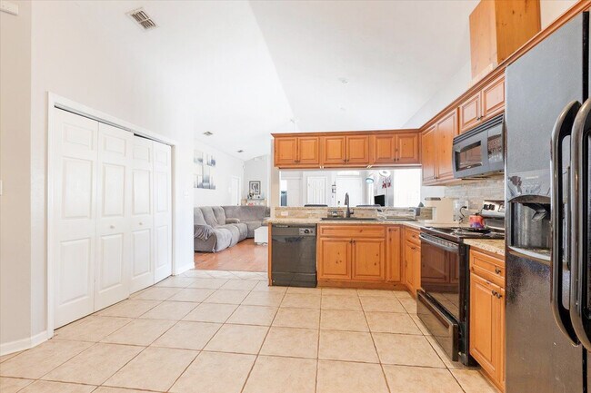 Building Photo - 916 Saddle Creek Run