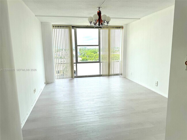 Building Photo - 900 Bay Dr