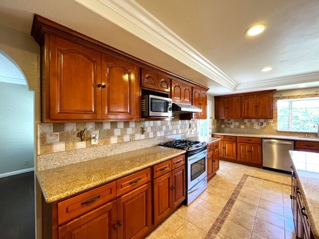 Building Photo - 4 bed, 3 bath located in Anaheim!