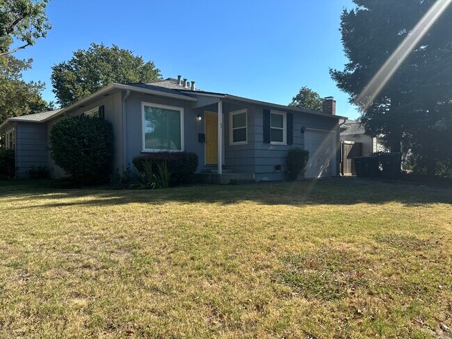 Building Photo - Cute 2 bed/1 bath Duplex in East Sac!!
