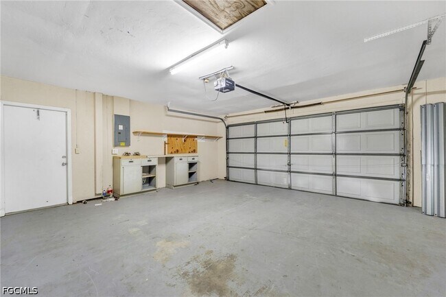 Building Photo - 14 SW 33rd Ave