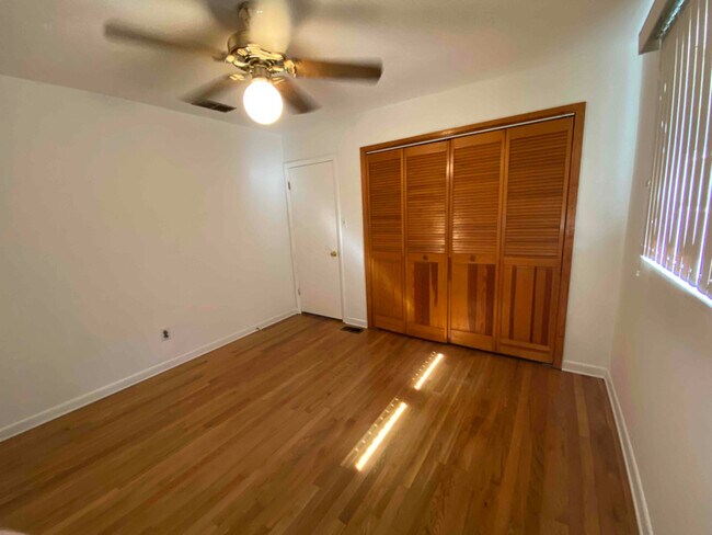 Building Photo - 1208 Skyline Dr