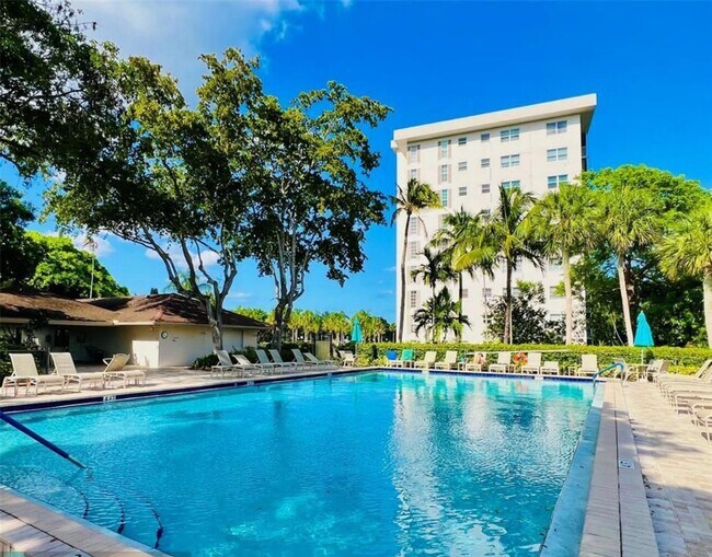 Building Photo - 3100 N Palm Aire Dr