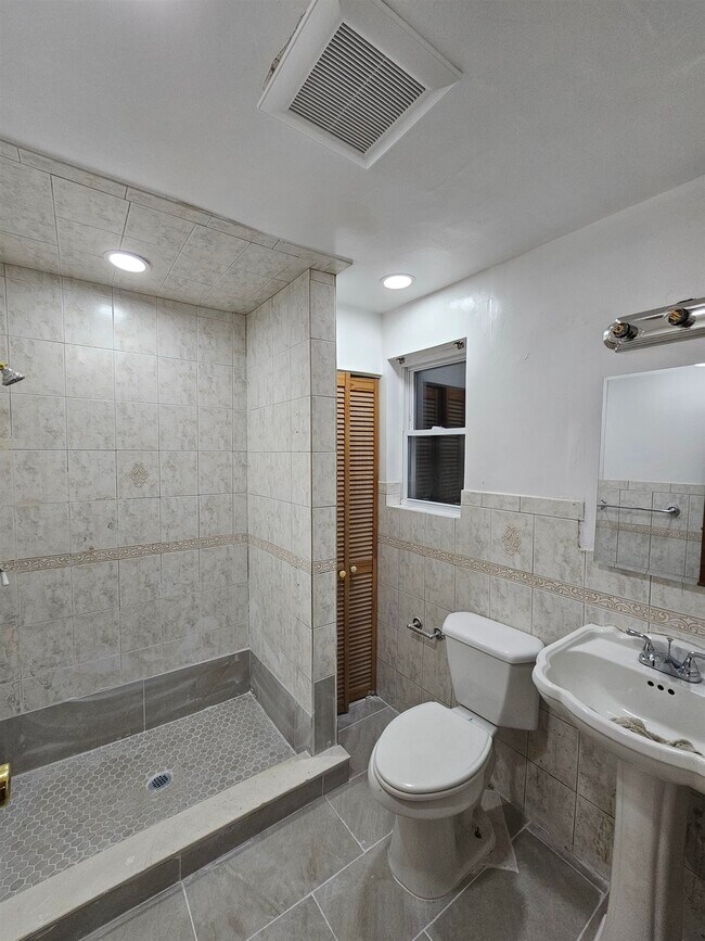 Building Photo - 7411 Park Ave