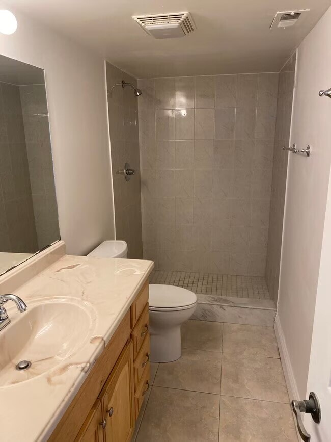 Building Photo - 3301 Spanish Wells Dr