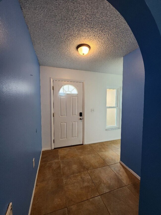 Building Photo - Gorgeous Pool Home in Spring Hill