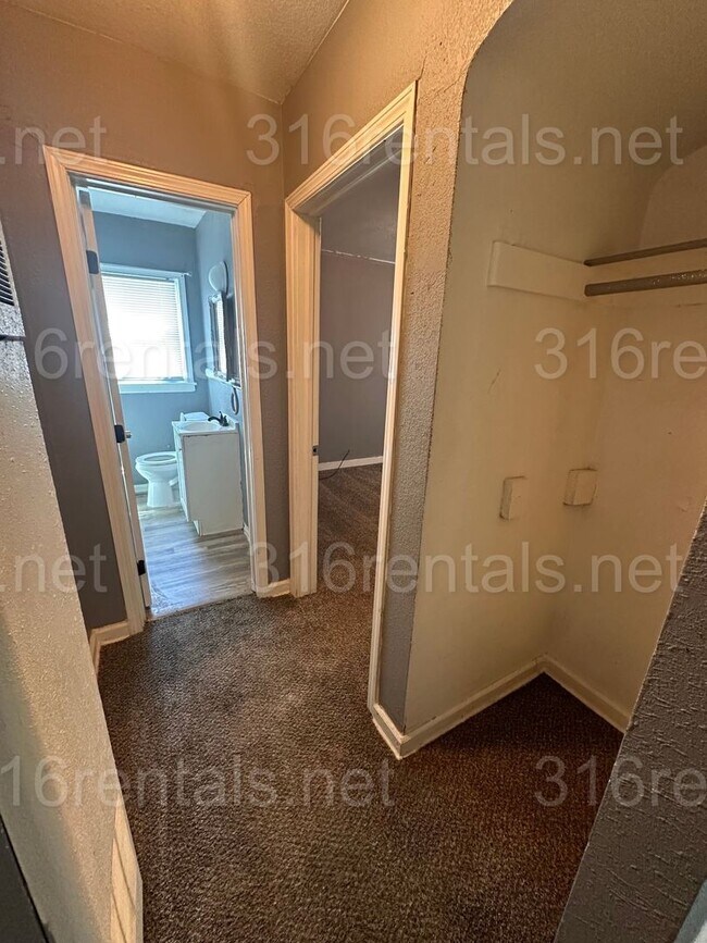 Building Photo - $525 - 1 bed 1 bath - Duplex