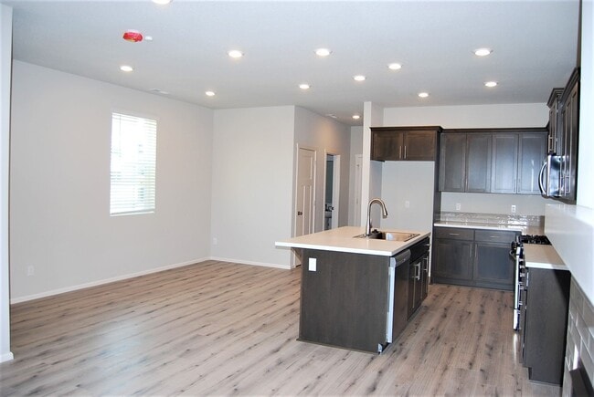 Building Photo - $500 OFF FIRST FULL MONTH! 3 Bedroom / 2.5...