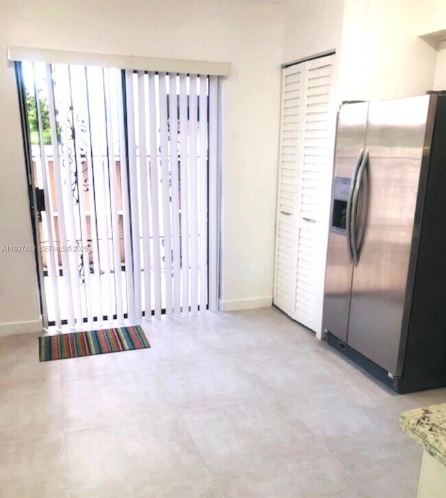 Building Photo - 920 SW 7th Ave