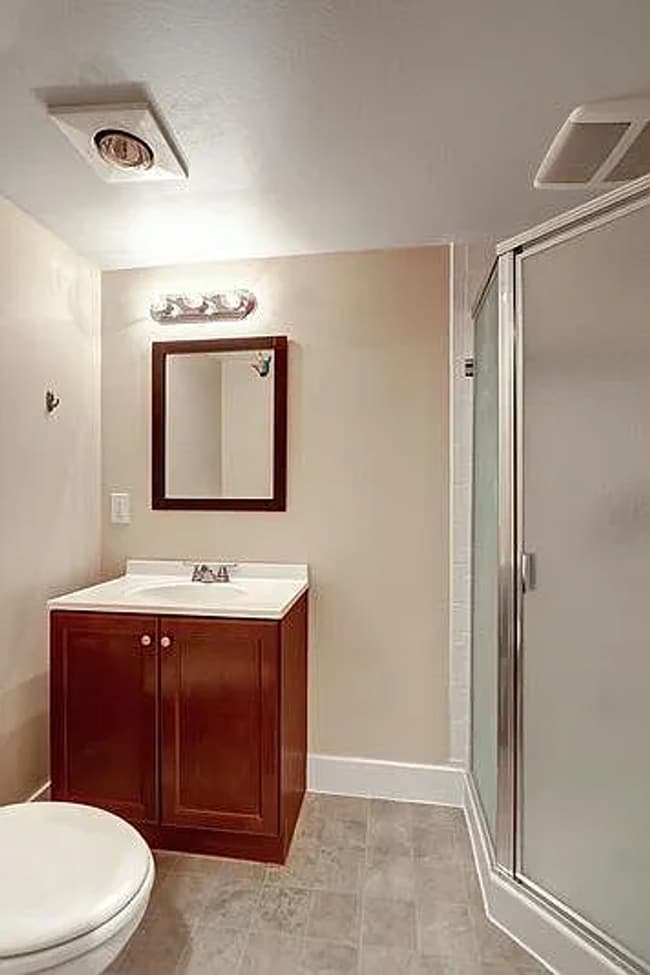 Building Photo - Great Northgate/Maple Leaf location - cute...
