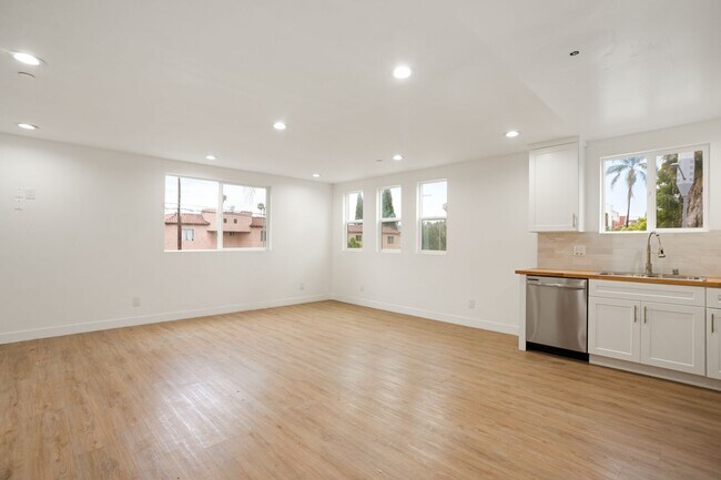 Building Photo - 443 Heliotrope Dr