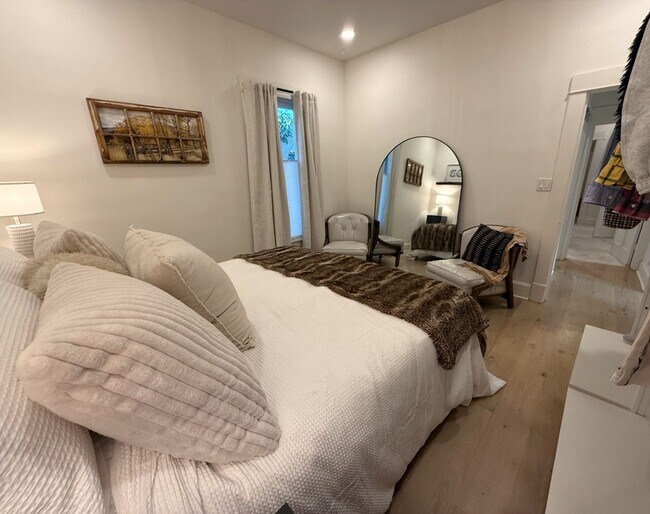 Building Photo - Fully Furnished Executive Home - Just Step...