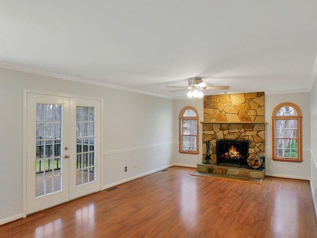 Building Photo - 1332 Redwood Cir
