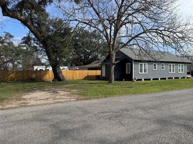 Building Photo - 301 E 3rd St