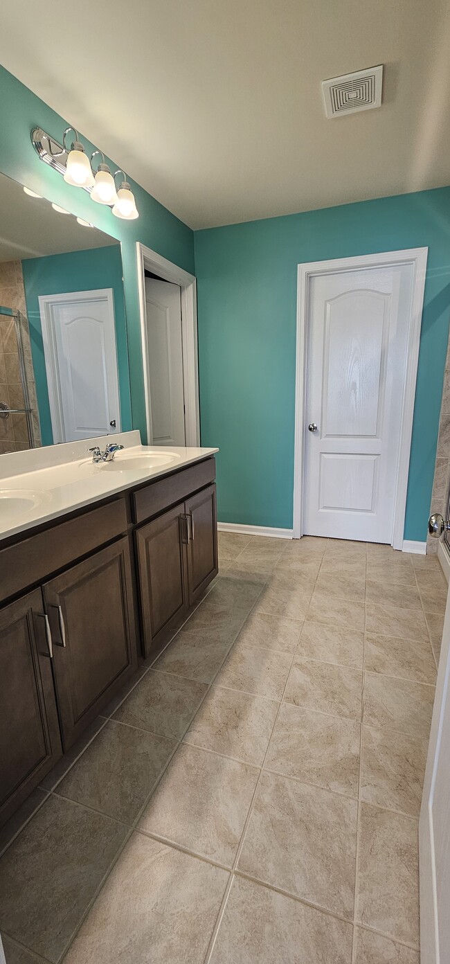 Building Photo - 1044 Crest Oak Ln