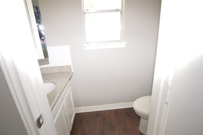 Building Photo - 1403 Elton St