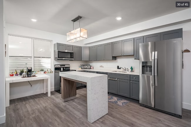 Building Photo - Stunning 5-bedroom, 4.5-bath home