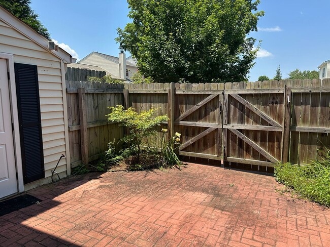 Building Photo - 3 bedroom, 2.5 bathroom townhouse in Stone...