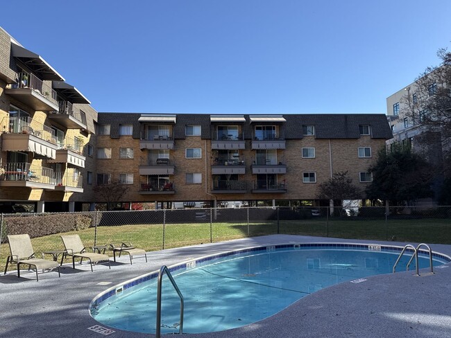 Building Photo - Come see this great condo in Myers Park in...