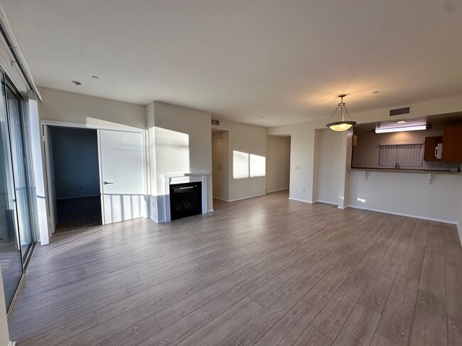 Building Photo - Immediate Move In: Spacious 3bed2bath condo Adjacent to Warner Center/Woodland Hills! Minutes to ...