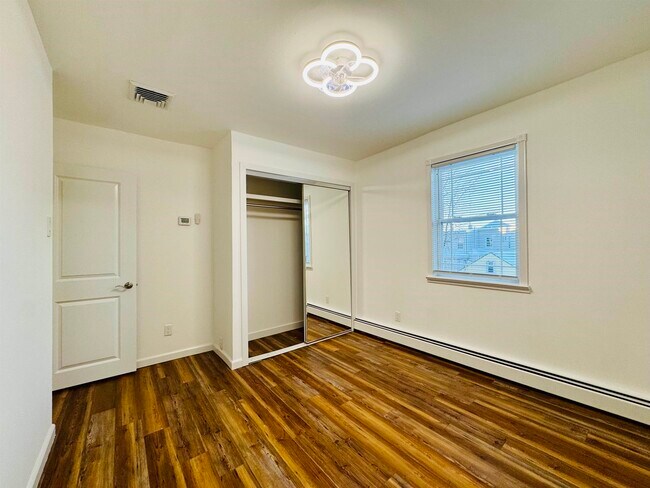 Building Photo - 16 W 51st St