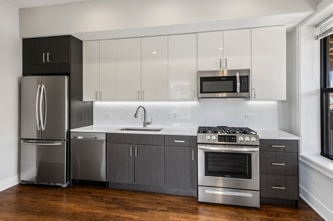 Building Photo - 1472 W Summerdale Ave