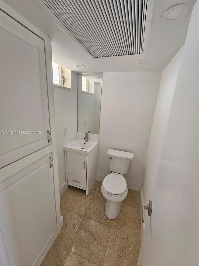 Building Photo - 2905 Point E Dr