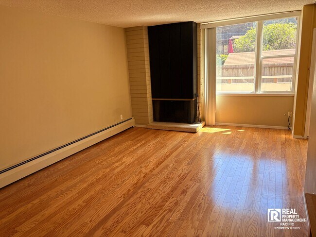 Building Photo - Sunny 2 bedroom in Mark Twain Building