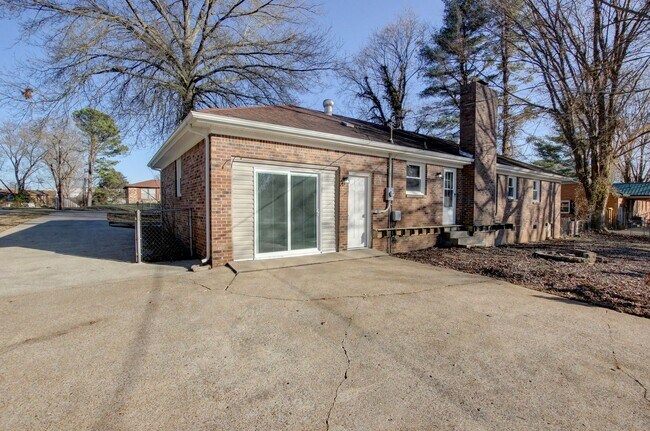Building Photo - Three Bedroom Home Close to Ft. Campbell