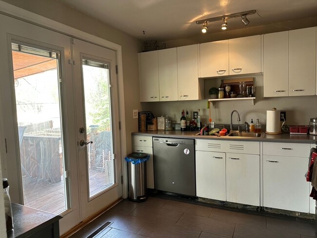 Building Photo - CUTE 3BD RANCHER WITH CHARACTER IN CENTRAL...