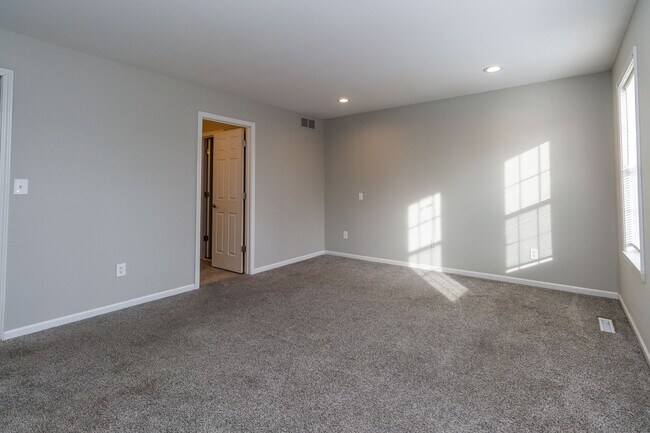 Building Photo - Beautiful Colonial Style Contemporary Home in South Columbia!