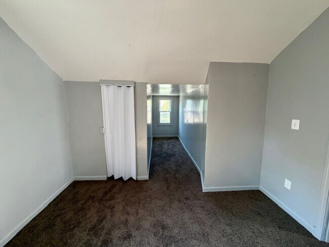 Building Photo - 4 Bedroom 2 Bath Brick Tudor For Lease Wel...