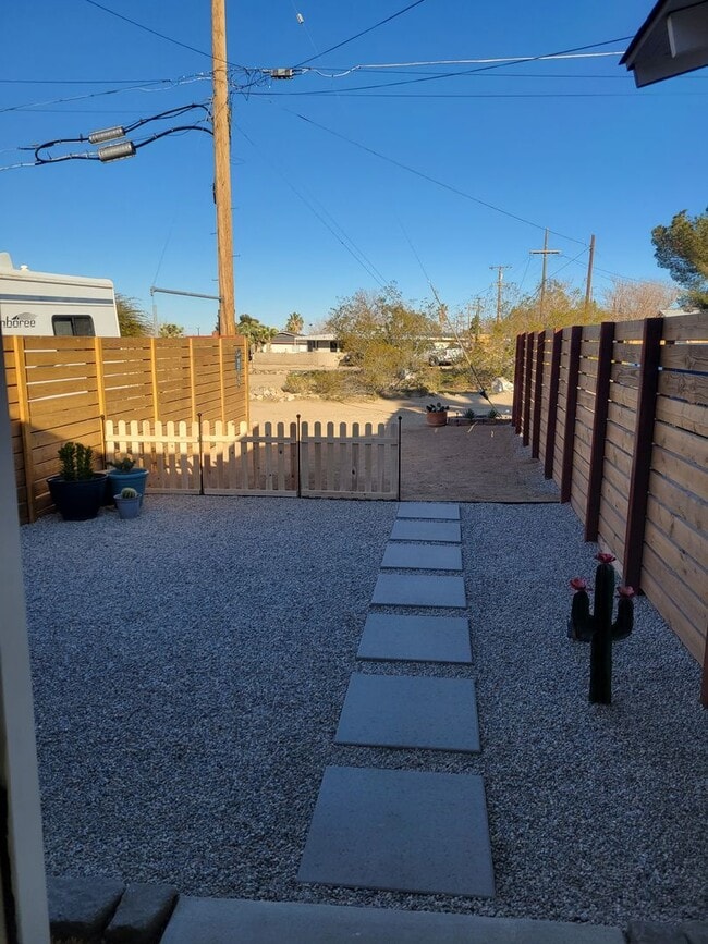 Building Photo - Adorable Studio ~ All utilities included!!