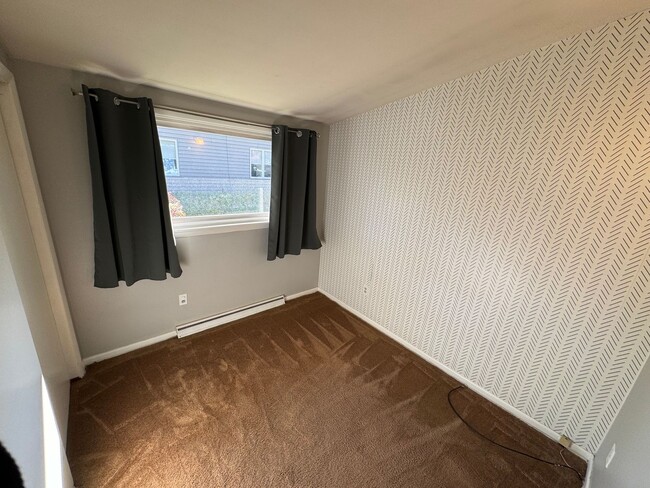 Building Photo - Three Bedroom / 1.5 Bathroom House AVAILABLE October