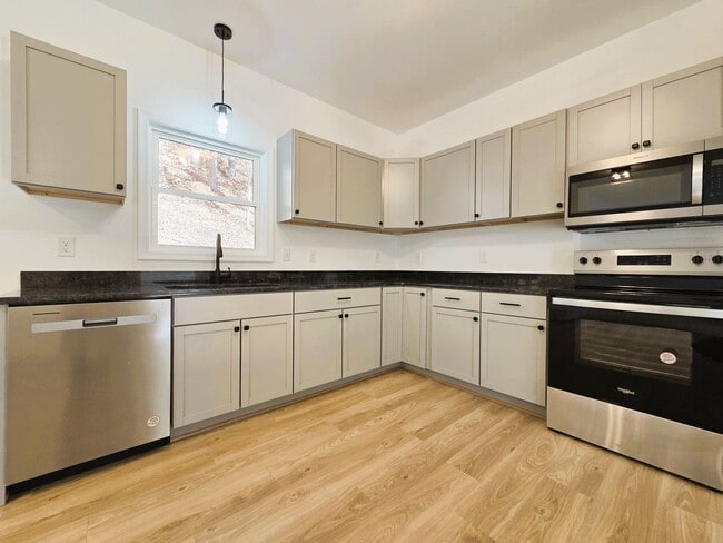 Building Photo - Large 3 story home located in Glenwood Park just minutes from downtown Richmond