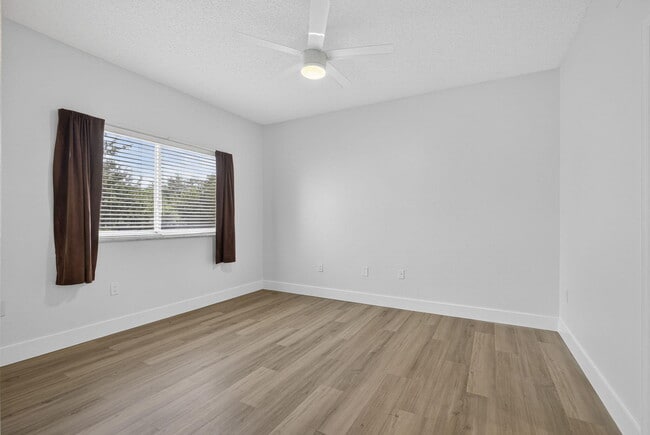 Building Photo - 340 Crestwood Cir