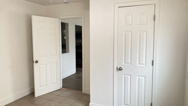 Building Photo - Recently Updated Delhi Home