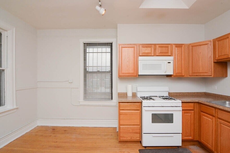 Building Photo - 1009 N Sacramento Ave