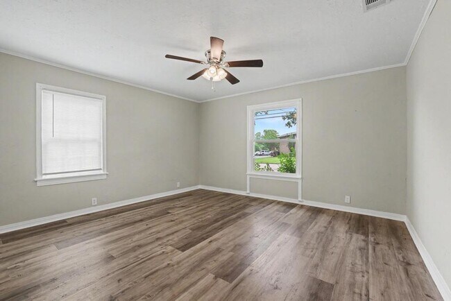 Building Photo - Cute & Clean Home with Large Fenced Yard Pet Friendly!