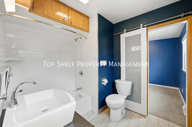 Building Photo - 502 Lacona Ave