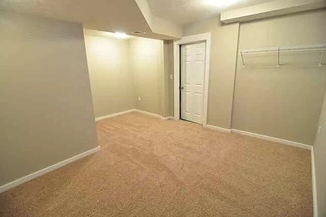 Building Photo - 5 Bedroom Home Available Now!