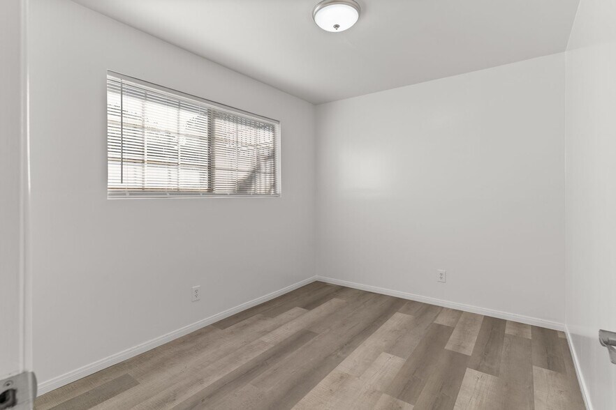 Building Photo - 11116 Berendo Ave