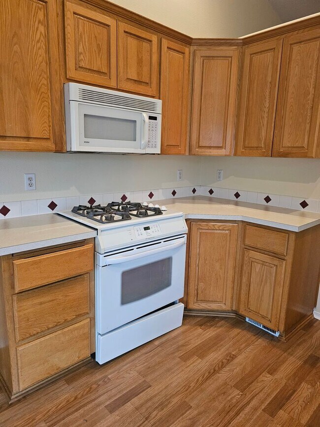 Building Photo - SUNNY & BRIGHT SINGLE FAMILY HOME IN HILLSBORO